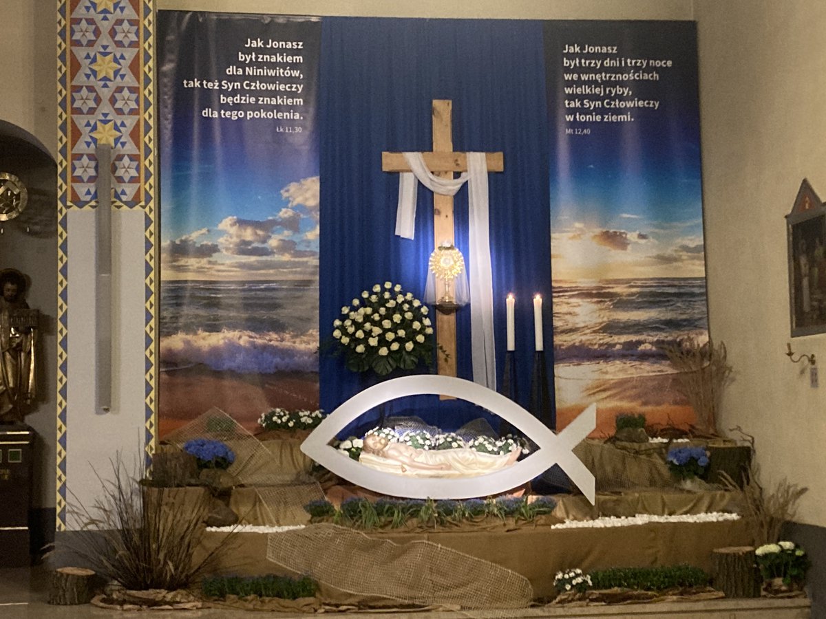 Po liturgii Najświętszy Sakrament przenieśliśmy do Bożego Grobu, gdzie adoracja potrwa do północy.
W Wielką Sobotę o 7:00 zapraszamy na Ciemne Jutrznie: wspólną modlitwę brewiarzową.