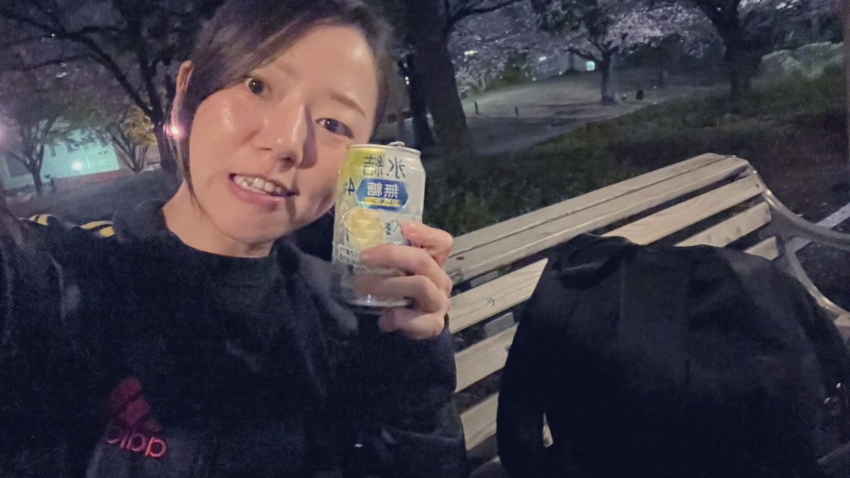 とても悲しいけど、仕方がないっ！！！！

場所取りする気満々で家出た為
大荷物のまま、一人夜桜会🌸

雨風で散っちゃう前に
堪能できましたとさ🌸

また、皆さんと
お花見が出来ることを願って。。🍻