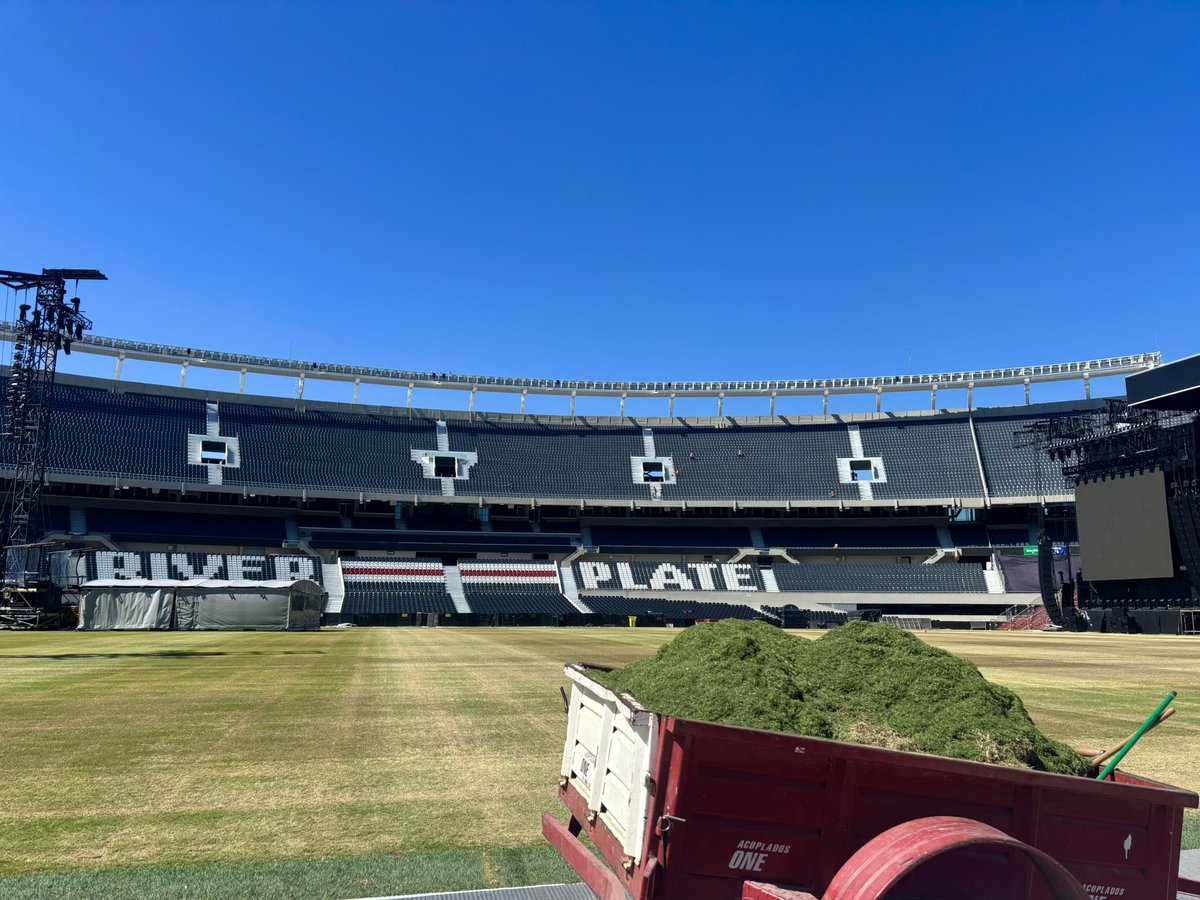 maxpugliese92's tweet photo. 🚨 Los trabajos en el campo de juego del Monumental iniciados hace diez días están evolucionando BIEN y el terreno se encuentra NIVELADO

📌 VISUALMENTE está malo producto de las lluvias entre recitales de AC DC

🚜 El club decidió ADELANTAR los trabajos estacionales que se hacen habitualmente entre la segunda quincena de abril y la primera de mayo

🗓️ ¿El objetivo? Priorizar los partidos más determinantes del semestre (Sudamericana, superclásico y playoffs)

ℹ️ @DiarioOle