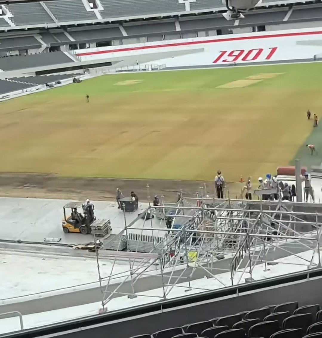 maxpugliese92's tweet photo. 🚨 Los trabajos en el campo de juego del Monumental iniciados hace diez días están evolucionando BIEN y el terreno se encuentra NIVELADO

📌 VISUALMENTE está malo producto de las lluvias entre recitales de AC DC

🚜 El club decidió ADELANTAR los trabajos estacionales que se hacen habitualmente entre la segunda quincena de abril y la primera de mayo

🗓️ ¿El objetivo? Priorizar los partidos más determinantes del semestre (Sudamericana, superclásico y playoffs)

ℹ️ @DiarioOle