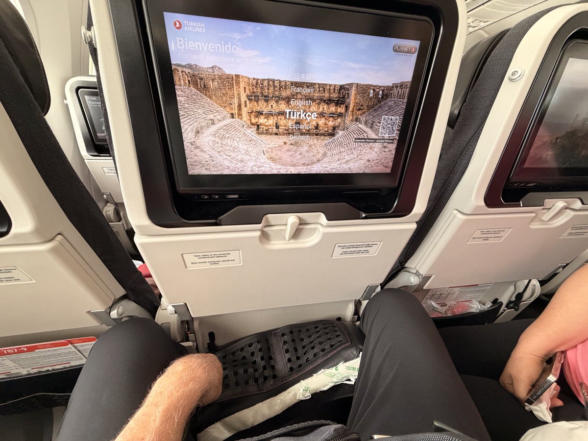hatter_georgie's tweet photo. #thy #turkishairlines #turkhavayollari @TurkishAirlines Şu an  Los Angeles istanbul uçacağındayım TK 0180 fotografta gördüğünüz gibi koltuk cebi yırtık ve ayaklarım zor sığıyor.Bu şekilde 14 saat uçacağım.Verdiğim paraya yazıklar olsun iyice bozuldu .Kullanılmaz halde bir cep.13B https://t.co/prt6A1lN4w