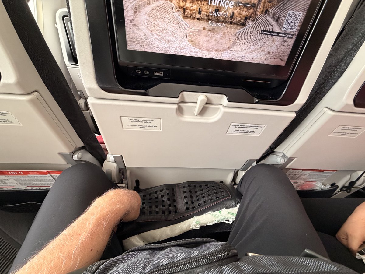 hatter_georgie's tweet photo. #thy #turkishairlines #turkhavayollari @TurkishAirlines Şu an  Los Angeles istanbul uçacağındayım TK 0180 fotografta gördüğünüz gibi koltuk cebi yırtık ve ayaklarım zor sığıyor.Bu şekilde 14 saat uçacağım.Verdiğim paraya yazıklar olsun iyice bozuldu .Kullanılmaz halde bir cep.13B https://t.co/prt6A1lN4w