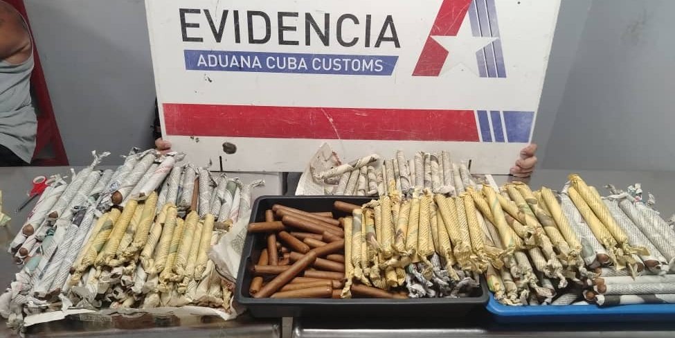 vicejefeagr's tweet photo. #AduanadeCuba detecta y decomisa  1948 tabacos qué intentaban extraer en 4 equipajes de cuatro pasajeros con  destino a los EEUU en el Aeropuerto de La Habana. Se realizó denuncia a la policía. https://t.co/2Fl9ijXzZf