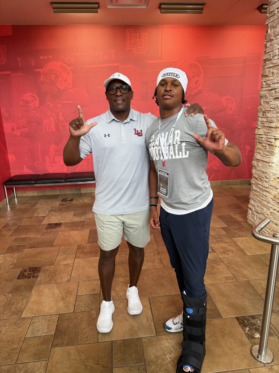 JaydenRobinsQb1's tweet image. Great visit at Lamar University! Appreciate the opportunity 🙏 #Recruiting

@CoachSpo_ @CoachKT76 @khiyree2 @carson_picheco @CoachJohnson_LU @CoachRossomando @CoachDaleen @coachcordova @TRILLDB