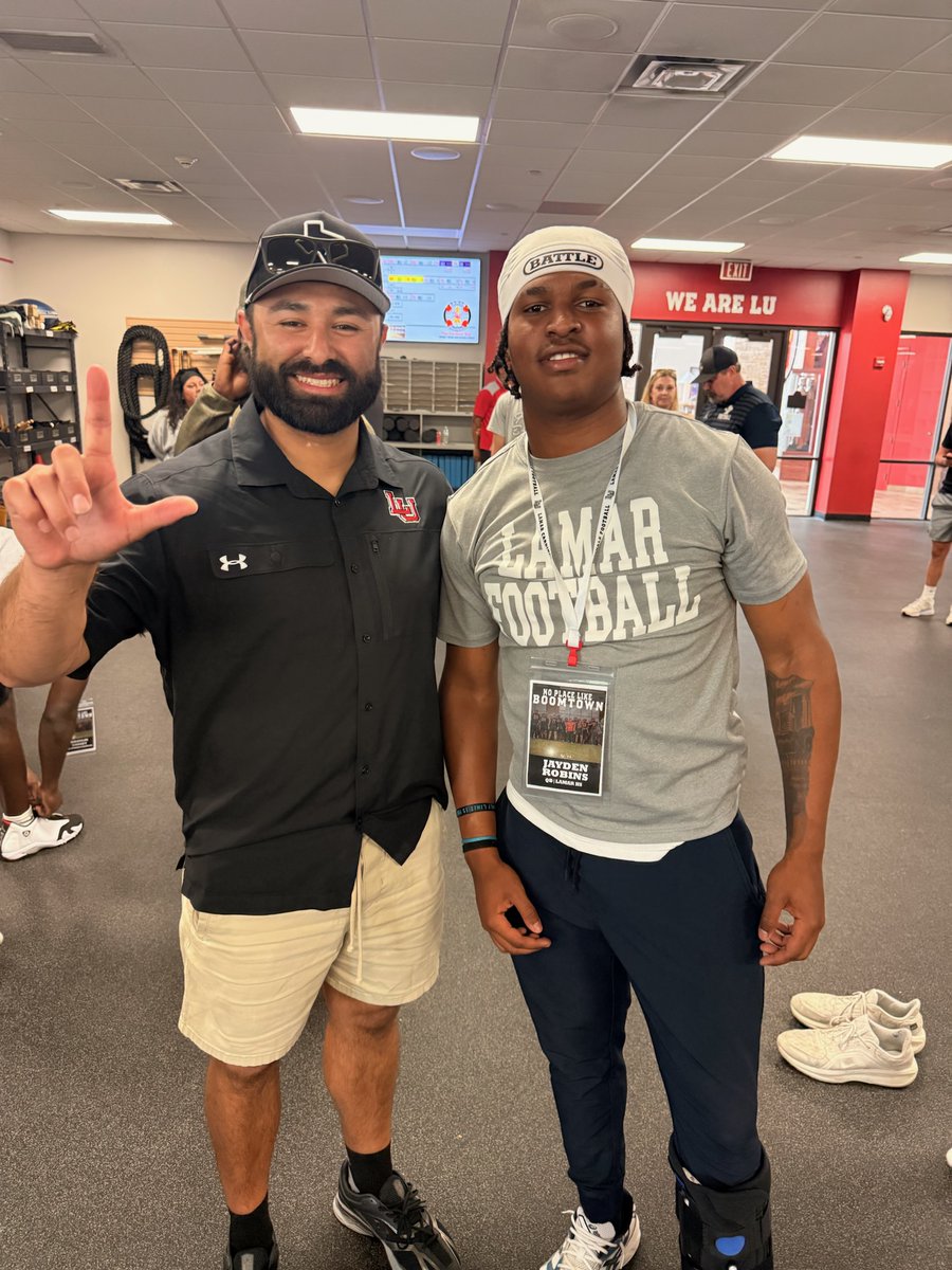 JaydenRobinsQb1's tweet image. Great visit at Lamar University! Appreciate the opportunity 🙏 #Recruiting

@CoachSpo_ @CoachKT76 @khiyree2 @carson_picheco @CoachJohnson_LU @CoachRossomando @CoachDaleen @coachcordova @TRILLDB