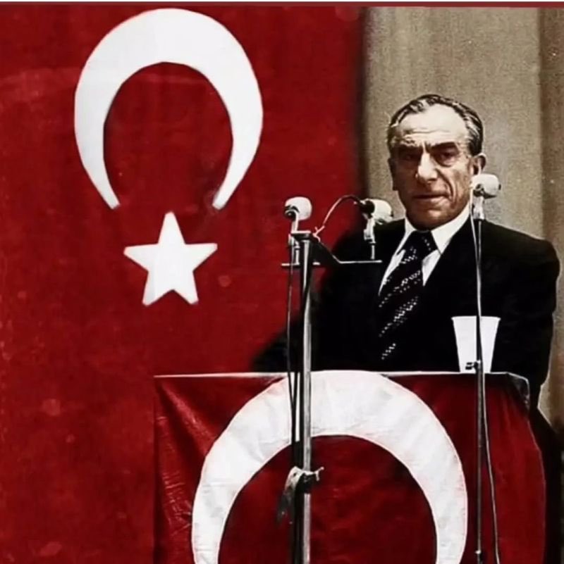 "Hepiniz birer Türk Bayrağı'sınız. Bayrağı lekelemeyin, kirletmeyin, yere düşürmeyin. Mekânın cennet, ruhun şad olsun Başbuğum."

#AlparslanTürkeş 
#4nisan