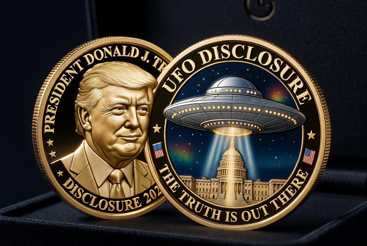 Angeles__Fonsec's tweet image. #Trump ya tiene decidido el diseño de la moneda de oro que va a mandar imprimir: en un lado, su cara y la palabra "Desclasificación". En el otro, un ovni sobre Washington DC con la leyeda "Desclasificación ovni: la verdad está ahí fuera" Será en el mes de #mayo, según los rumores