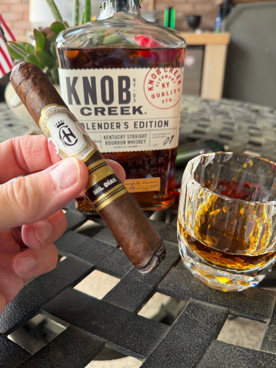 sticksnstonez2's tweet image. Let the weekend begin! #knob creek #knobcreek #bourbon #crowned head #mildias