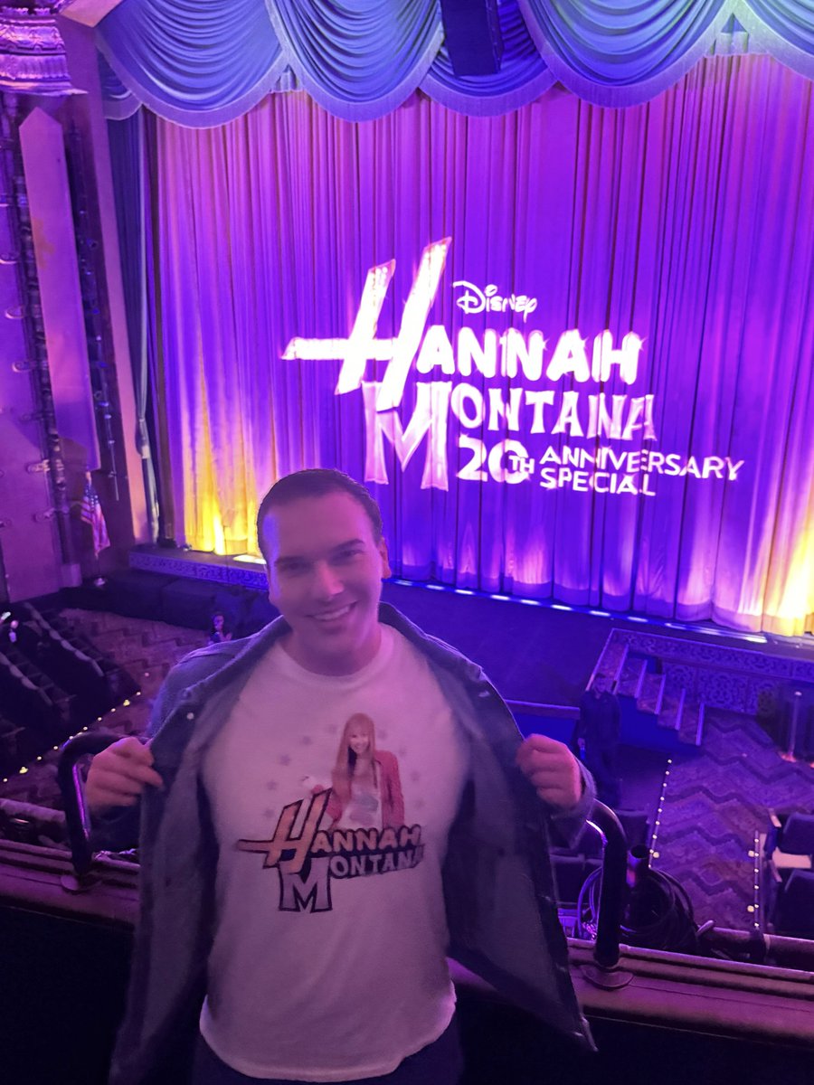 iSeeCyrus's tweet photo. Still recovering from the Hannah Montana 20th Anniversary Special World Premiere last week!! 💖💜 And yes— I met the one and only, Jake Ryan!! 🤩 @CodyLinley 🎤💖💜 #HannahMontana20 #HM20 #HannahMontana https://t.co/JdbtqWEX93