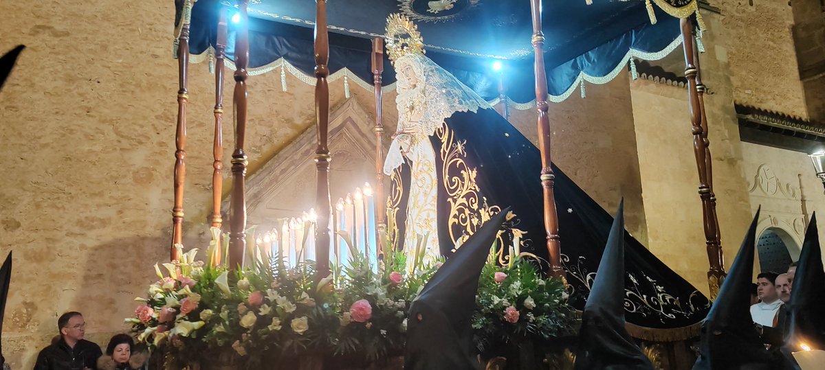 Entre la multitud 🍃 tweet media