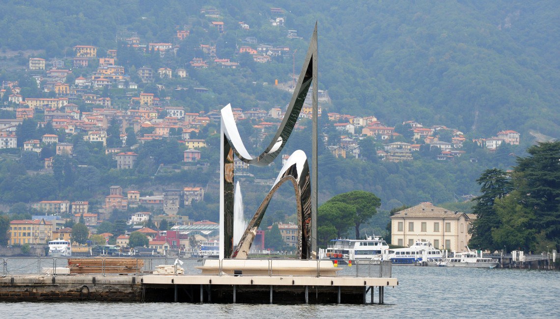 gioia dei rozzi cittadini, che l'avrebbero prima o poi apprezzata, e dei gitanti; i quali (e chi cazzo li vuole qui) verrebbero non per godere dell'atmosfera di un lago subalpino incastonato tra rupi silvane costellate da piccoli borghi antichi ed impreziosite da sontuose ville,/