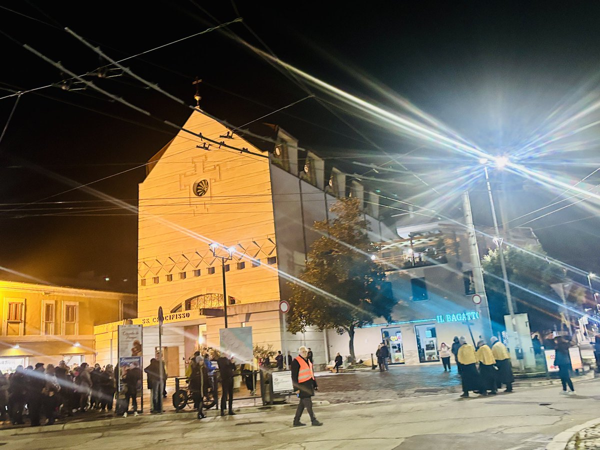 priscilNM's tweet photo. #22h07min
#VendrediSaint
Après la célébration de la Passion, nous avons suivi le chemin de croix. Les fidèles portent la Vierge Marie et le Christ crucifié d'une paroisse à l'autre. Nous sommes partis de la paroisse Madonna delle Piane pour rejoindre celle de SS. Crocifisso. https://t.co/L9GztpfImI