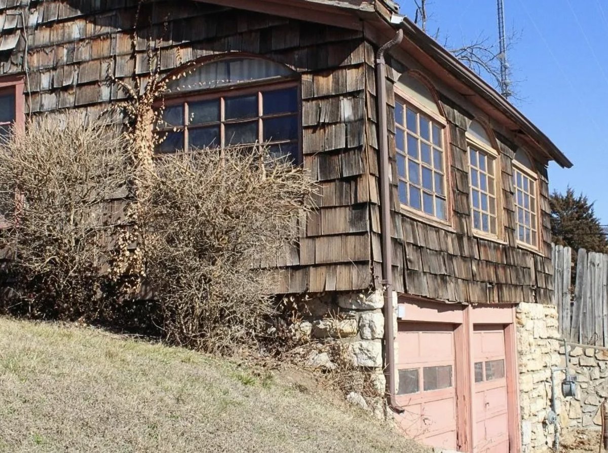 oldhouseunder50's tweet image. #Missouri 1926 Two-Story Charmer Reduced to $99,900.  
oldhousesunder100k.com/missouri-1926-…