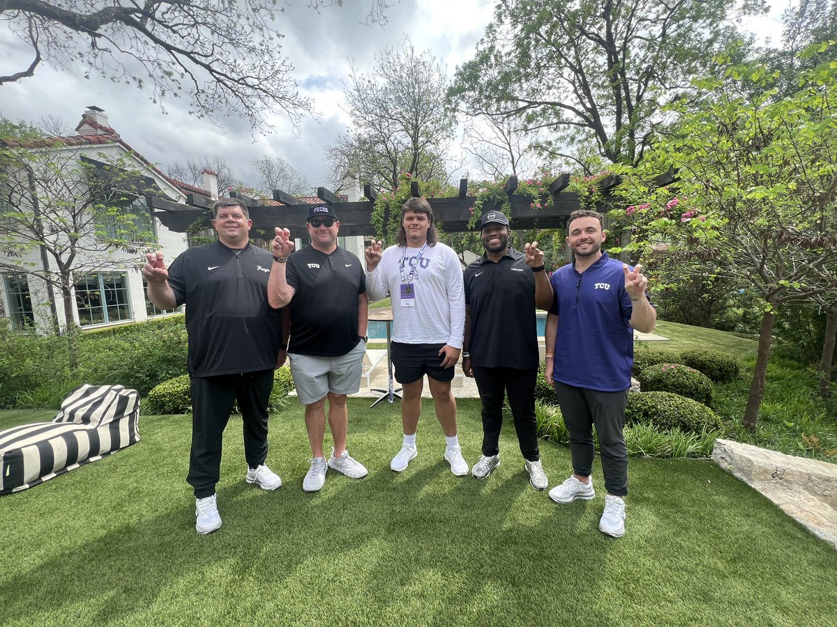 AlexanderH08_'s tweet image. Had an amazing day at @TCUFootball today!! Thank you @CoachSonnyDykes for allowing my mother and I into yalls beautiful home!! Thank you again @BGChrisOwens and @CoachRickerOL and @CoachSammis for the invitation out! Can’t wait to be back out soon! 

#GoFrogs #BleedPurple 🐸