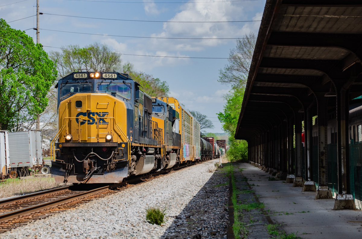 JJackson2716's tweet photo. M575 rolling south through Bowling Green Kentucky this afternoon. https://t.co/Viq076j3JW