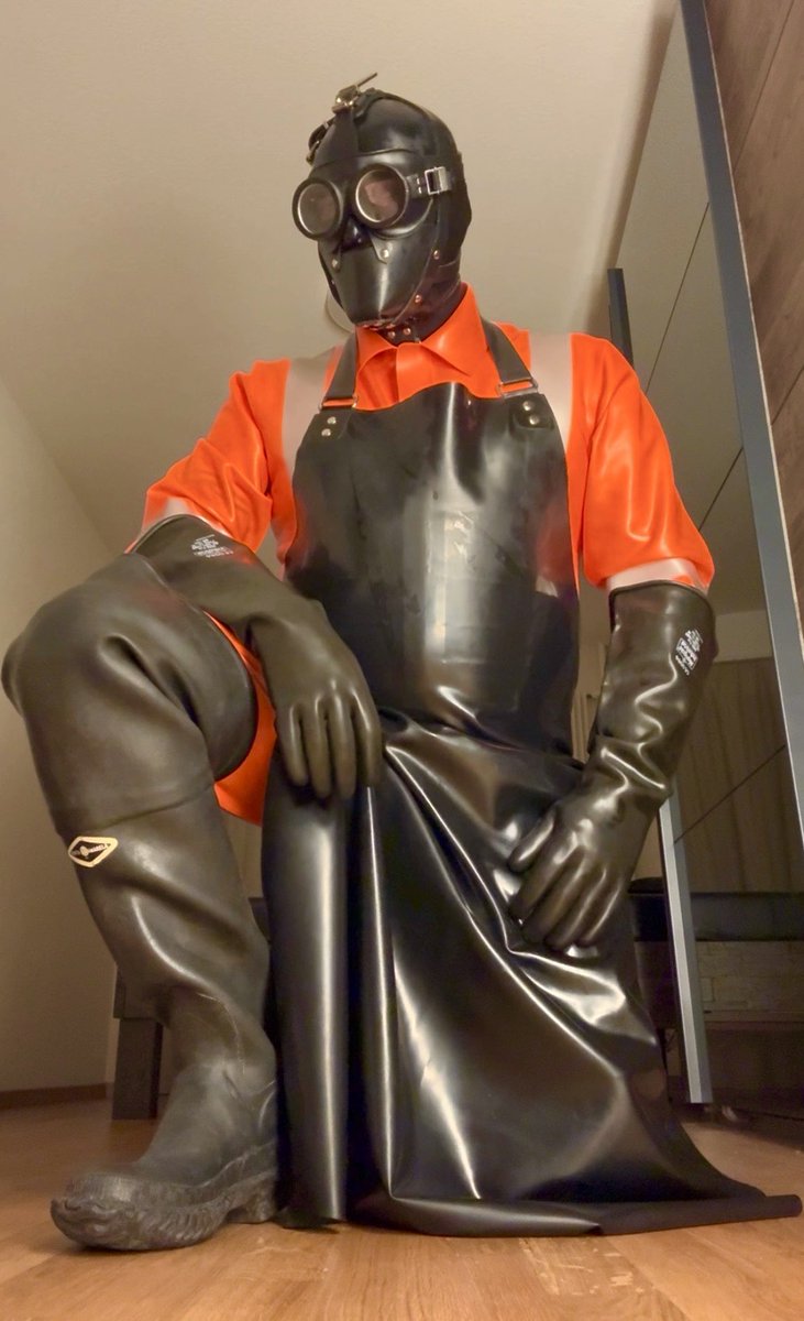 fullrubforever's tweet photo. Fullrubber. Layers and tight and shiny. https://t.co/RYrUDLwcki