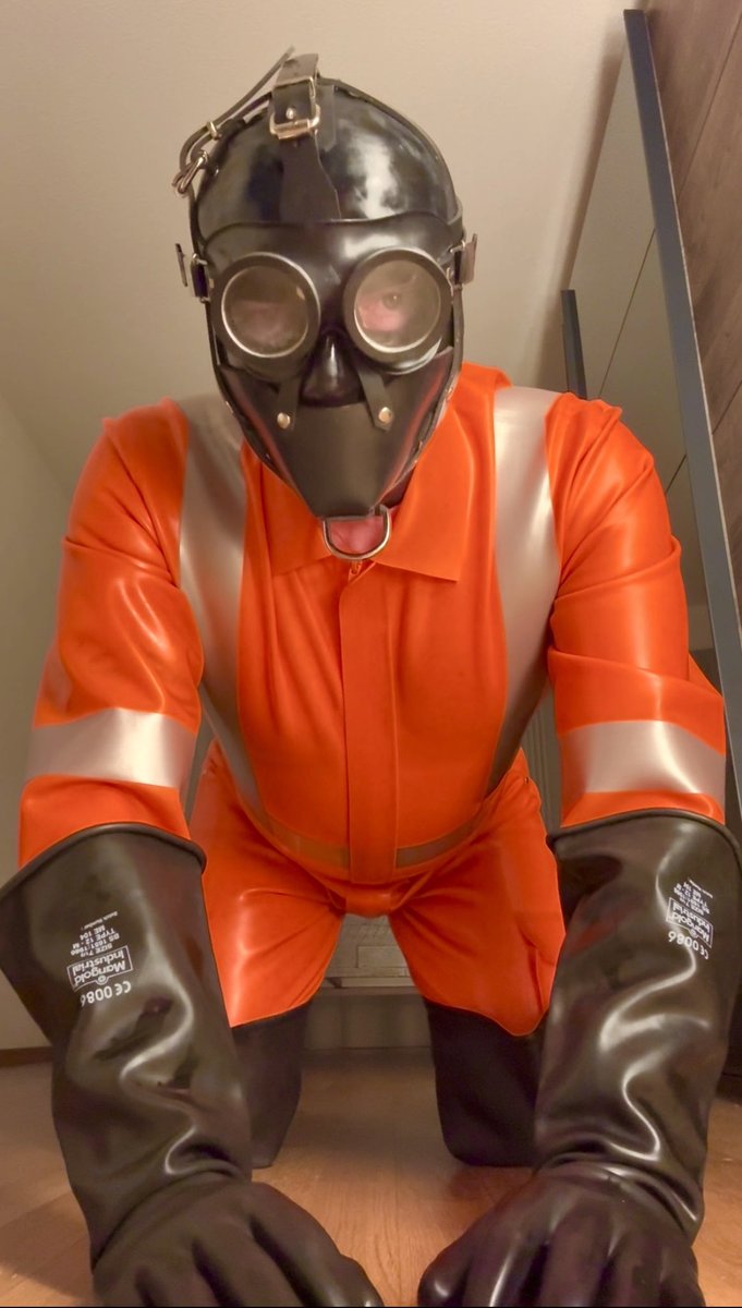 fullrubforever's tweet photo. Fullrubber. Layers and tight and shiny. https://t.co/RYrUDLwcki