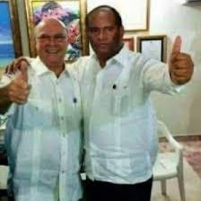 jeannicol85's tweet photo. Buen montaje de tu foto, pero te adelanto que el cuerpo del expresidente Leonel Fernández no coincide con su cara. 🤣

Sin embargo, estas fotos que te voy a enviar, si no están manipuladas, puedes buscarlas en redes y en los periódicos que en su momento las publicaron.

Míralas, por favor. 🙏

Porque esto no es solo una diferencia de opiniones, es un tema de coherencia.😎

A Quirino lo engancha como primer teniente del Ejército el gobierno de Hipólito Mejía. Luego lo integran políticamente al PRD, hoy PRM, y lo ascienden a capitán, permitiéndole operar con total comodidad. Incluso, cuando desde el propio estamento militar se advirtió que esa persona andaba en malos pasos, la orden fue ignorada… y lo ascendieron por encima de las recomendaciones.

No solo eso. En ese mismo gobierno se le construye una pista de aterrizaje en Elías Piña, por donde, según los hechos posteriores, operaba su estructura de narcotráfico.

Ahora bien, cambia el gobierno. Llega Leonel Fernández.

¿Y qué ocurre?

Lo primero que se hace es cancelarlo como capitán, cerrarle la pista, incautarle más de 1,200 kilos de cocaína, apresarlo, decomisarle sus bienes y extraditarlo a Estados Unidos.

Es decir, uno lo deja crecer… y otro lo detiene, lo desmonta y lo saca del sistema.

Entonces viene la gran pregunta:

¿Por qué Quirino habla mal de Leonel y no de quien lo nombró, lo ascendió y le permitió operar?

La respuesta es tan simple que incomoda:
no muerde la mano que lo alimentó… ataca la que lo enfrentó.

Y aquí no hay espacio para cuentos ni manipulación:
cuando la historia se pone en orden, la verdad cae por su propio peso… y deja claro quién permitió el problema y quién tuvo que resolverlo.

Ahí él mismo lo dice: que es muy amigo de Hipólito Mejía y que no tiene con qué pagarle.

Y claro que no tiene con qué pagarle.

Porque cuando otros esperaban turno, a él lo ascendieron por encima de todos, sin haber sido nunca militar de carrera. Te lo repito: lo engancharon como primer teniente del Ejército Nacional y posteriormente lo ascendieron a capitán, no obstante, el ministro de Defensa de ese entonces, Miguel Ángel Soto Jiménez, le dijo al presidente que él era un capo.

Pero, como si todo eso fuera poco, el ministro de Hacienda, Sergio Grullón, lo juramentó como dirigente del PRD, hoy PRM, siendo militar. Escuchen esa vaina: lo meten en la política y él era el jefe del PRD, hoy PRM, del sur; o sea, con dinero del narcotráfico mantenía la política en esos pueblos.

No es amistad, es compromiso.
No es lealtad, es deuda.

Y cuando alguien dice que no tiene con qué pagar, lo que está confesando es que todo lo que es, se lo debe a otro.