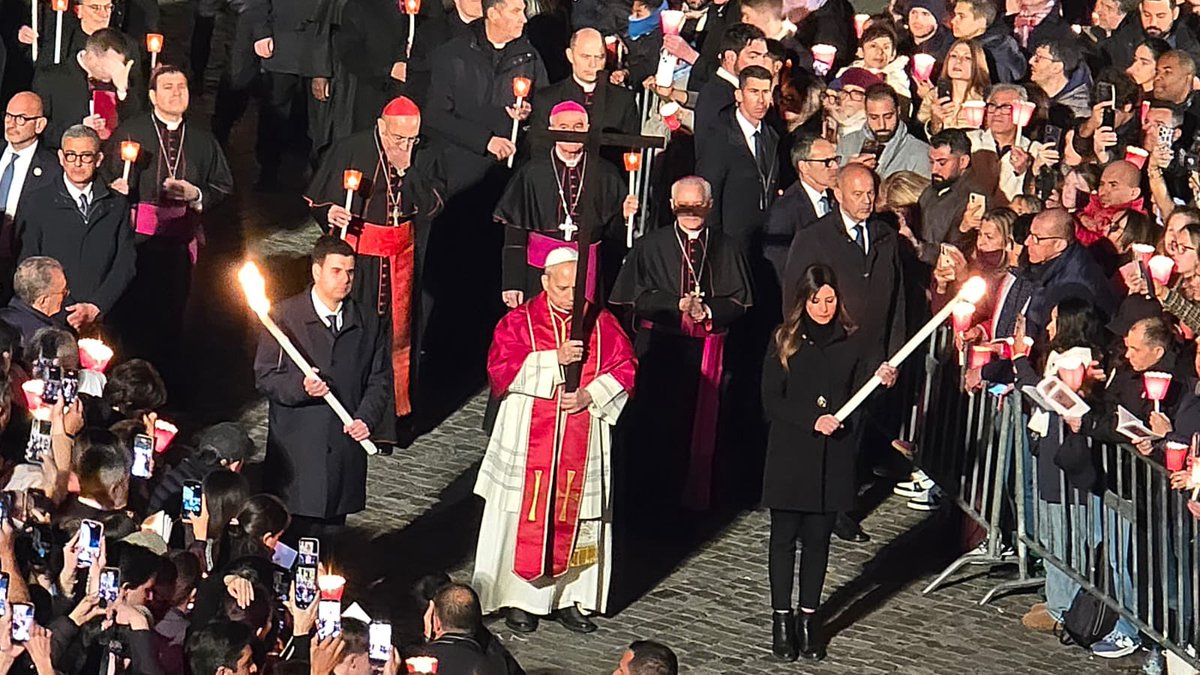 bettapique's tweet photo. Meditaciones sobre un mundo en llamas y sus heridas en el primer Vía Crucis en el Coliseo del papa León XIV, que carga personalmente la cruz durante toda la procesión que evoca el calvario de Jesús (pool Aigav) https://t.co/Gm3rCHS4JI
