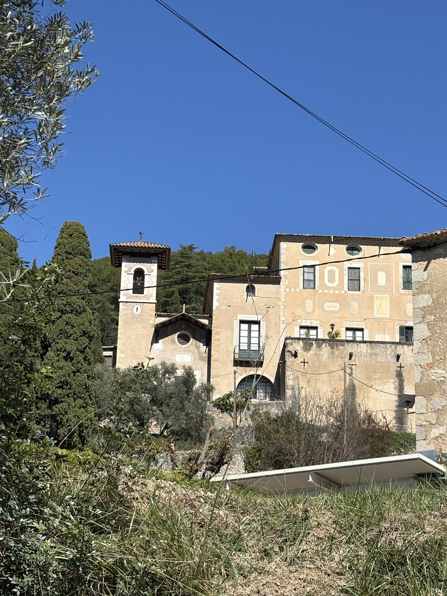 Sebastiarp's tweet photo. Avui caminada espectacular! Peró 1r esmozar de forquilla al @restaurantlacorda i tot seguit cap al #castelldesegueró #beuda #altagarrotxa unes vistes espectaculars, una tranquilitat brutal! Relax absolut! #bonasetmanasanta 🙋🏻♂️🥂🤗 https://t.co/V7f2j60B4D