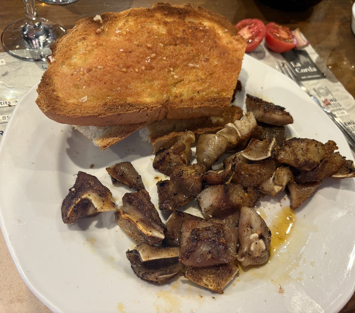 Sebastiarp's tweet photo. Avui caminada espectacular! Peró 1r esmozar de forquilla al @restaurantlacorda i tot seguit cap al #castelldesegueró #beuda #altagarrotxa unes vistes espectaculars, una tranquilitat brutal! Relax absolut! #bonasetmanasanta 🙋🏻♂️🥂🤗 https://t.co/V7f2j60B4D
