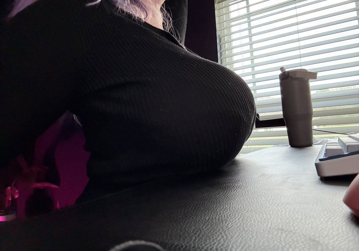 realwhiptrax's tweet photo. resting while i work https://t.co/bm74A3s4nO
