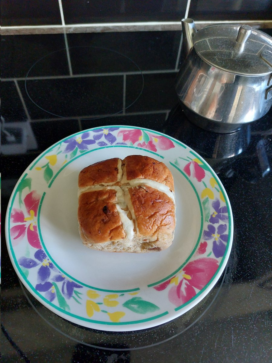 WildersLiz's tweet photo. #Day92 of #100daysofwalking #Day1912
#round6crew  #MentalHealthAwareness #GoodFriday 
Hot cross bun for lunch ,for the day that's in it. Evening walk ,brisk https://t.co/7Uo2FMBp78