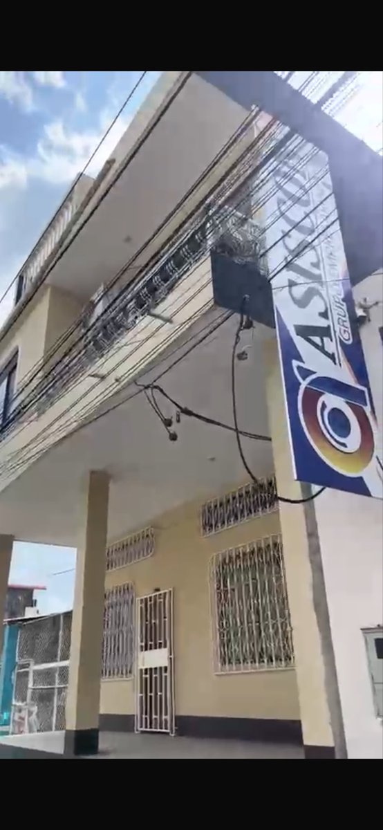 gabquimis's tweet photo. @CNEL_EP  @servicioscnelep @CNEL_EP  @servicioscnelep  #UNMLG en El Triunfo acometida en el suelo de 4 viviendas calle Assad Bucaram y Av 9 de Octubre contacto 0987668670 ubicación https://t.co/uTjs3YAFMf https://t.co/B3qIzq6u9O