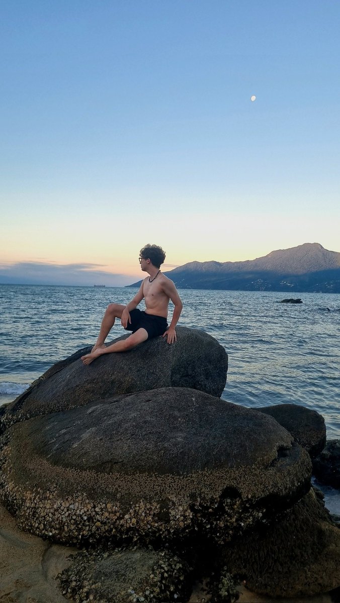 Henrymoon tweet media