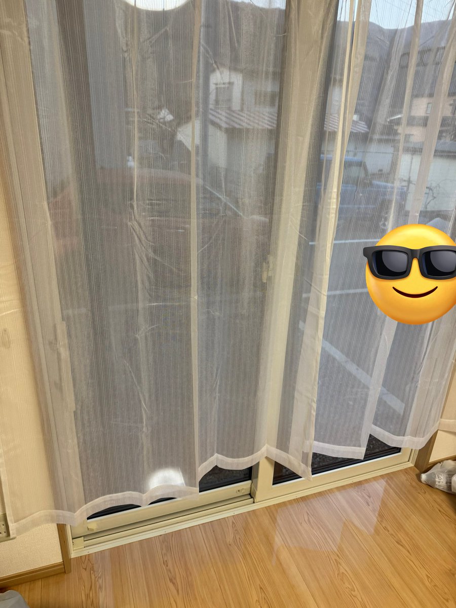 mike_FF14's tweet photo. カーテンだけして寝ようと思ったら長さ足りなくて丸見え https://t.co/ybm3Nau4bq