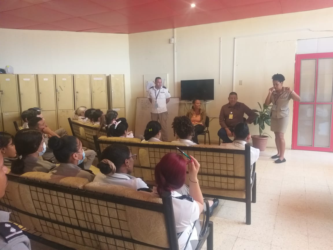 En el día de hoy los oficiales de aduana del Aeropuerto Internacional Ignacio Agramonte recibieron una capacitación sobre la  Prevención al Delito, la Corrupción y las Violaciones Administrativas, la misma fue dirigida por la Fiscalía de #Camagüey. 
#AduanaCamagüey.