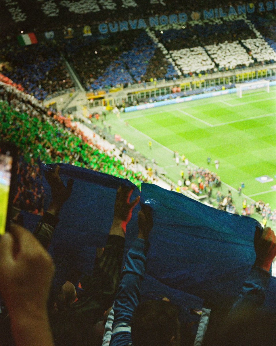 LolloPierini's tweet photo. Non vedo l'ora che sia domenica per andare a San Siro e spellarmi le mani ogni volta che Bastoni toccherà palla 🖤💙 https://t.co/Z9MFR4Mdqg