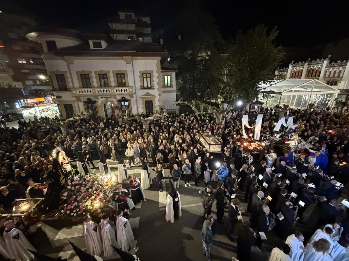 aytolaredo's tweet photo. ✝️#Laredo celebra el #ViernesSanto con varias #misas solemnes y la #procesión de #LaSoledad. La presencia institucional ha estado encabezada por el alcalde, Miguel González, y varias autoridades municipales, autonómicas y nacionales. https://t.co/isgHJT0lka