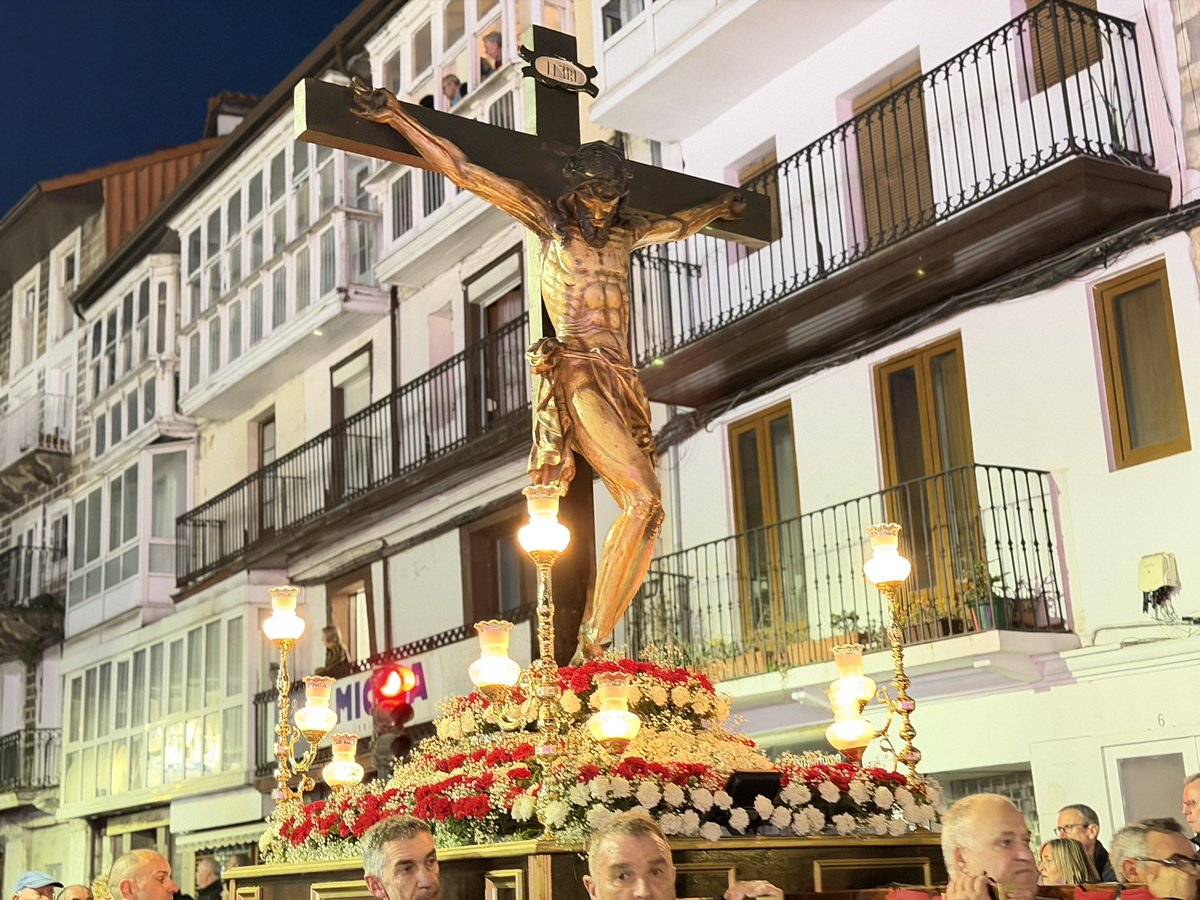 aytolaredo's tweet photo. ✝️#Laredo celebra el #ViernesSanto con varias #misas solemnes y la #procesión de #LaSoledad. La presencia institucional ha estado encabezada por el alcalde, Miguel González, y varias autoridades municipales, autonómicas y nacionales. https://t.co/isgHJT0lka