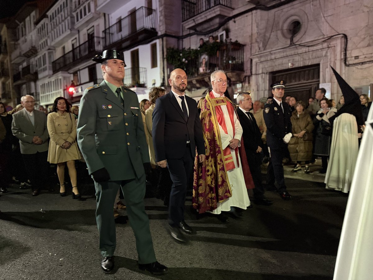 aytolaredo's tweet photo. ✝️#Laredo celebra el #ViernesSanto con varias #misas solemnes y la #procesión de #LaSoledad. La presencia institucional ha estado encabezada por el alcalde, Miguel González, y varias autoridades municipales, autonómicas y nacionales. https://t.co/isgHJT0lka