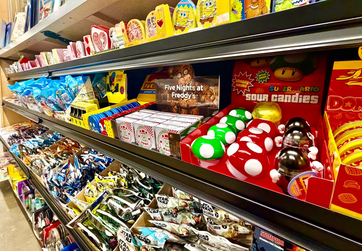 StMarksComicsNY's tweet image. Haven’t found that Easter basket yet?! Hop to it!

#stmarkscomics #industrycity #shoplocal #smallbusiness #brooklyn #nyc #thingstodoinnyc #easter #candy #easterbasket #easterbunny #eastereggs #easteregghunt #spongebob #mario #fnaf #sweets #kidstoys