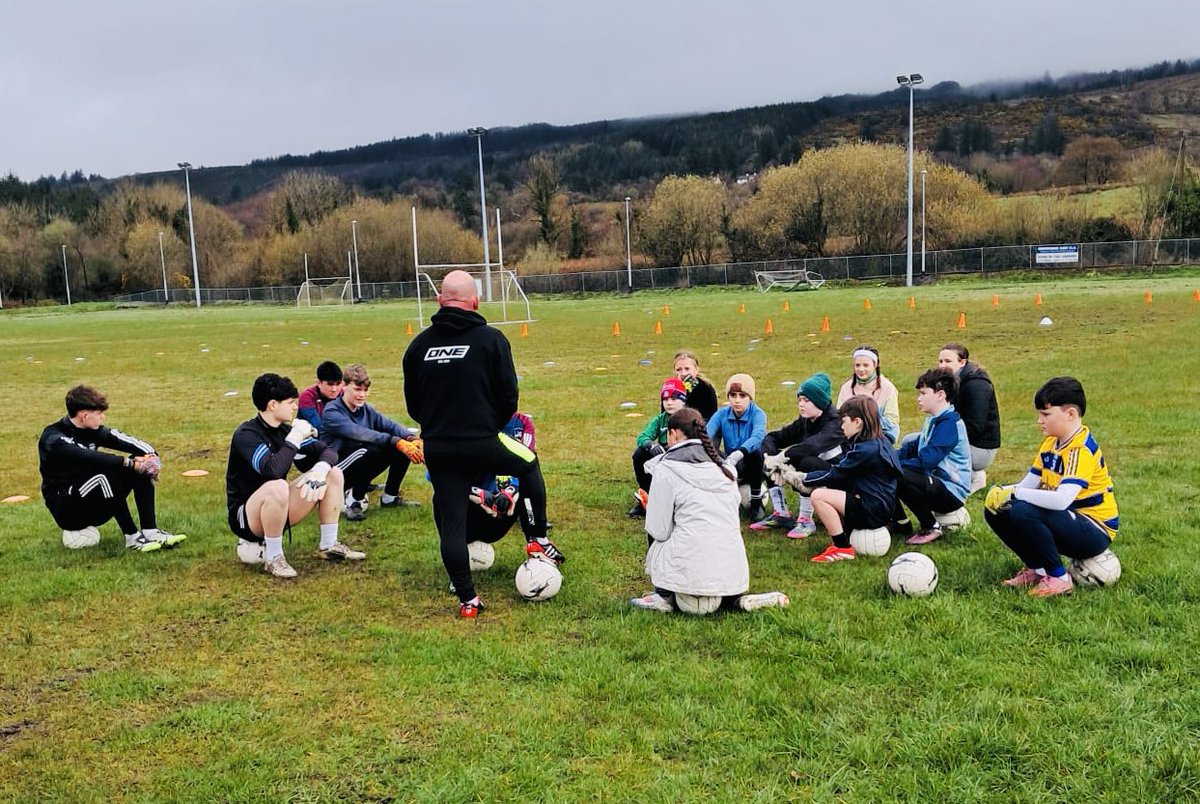 GaelicGKCOACH's tweet image. Great days coaching in @GeevaghGaa ⚫️⚪️
It’s not just the drills—it’s seeing confidence grow with every rep 🧤

Players arriving unsure, leaving believing in themselves… that’s the real win💪

That moment when it clicks 👌

#GAA #Coaching #alwayslearning
