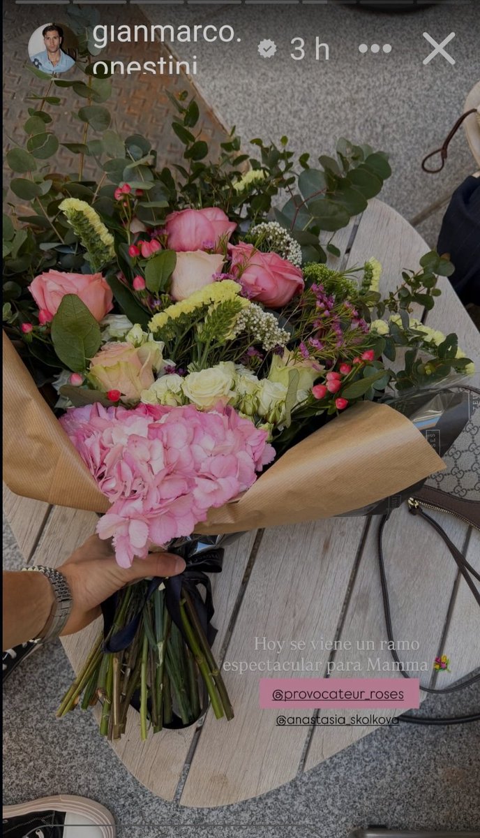 Gianmarco es un chico maravilloso y muy detallista con su madre. 
Feliz mamá Carla con su ramo de flores.
💐🌸🌷🌺🌱🌹
#6Gianmarco3A