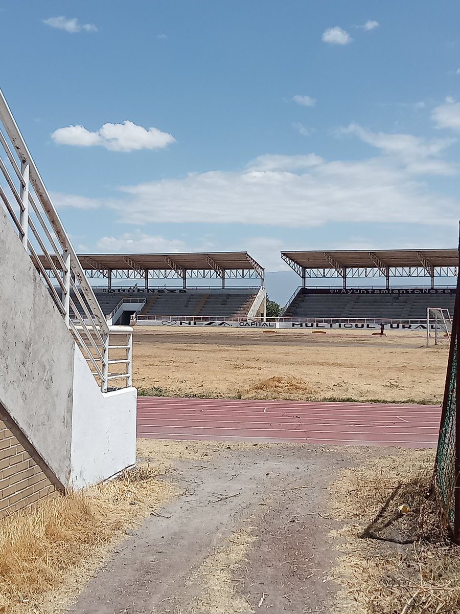 AlexSegurx's tweet photo. Esta mañana mientras paseaba con mi perrito en una instalación deportiva abandonada de Neza, personal del ayuntamiento me solicitó retirarme con mi mascota. Muestra de la falta de espacios limpios, seguros, y accesibles para nuestros  peludos amigos.  @Edomex @Adolfo_Cerqueda https://t.co/DKv6X2O2Wi