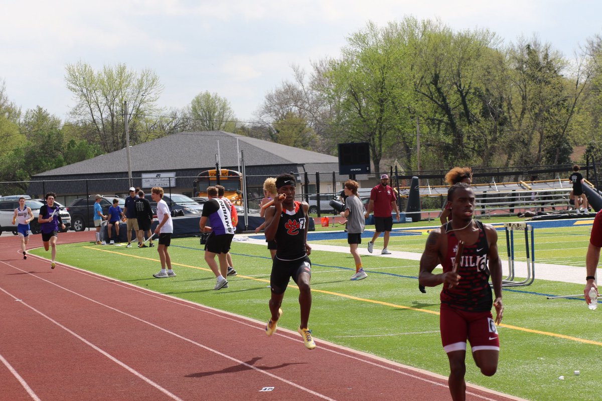 Varsity 4x4 caps off the O’Fallon Relays with a🥈place finish in a time of 3:26.66. 

Dean Williams 53.00
Kaden Wilson 52.00
Ayden Green 51.10
Damon Davis 50.35