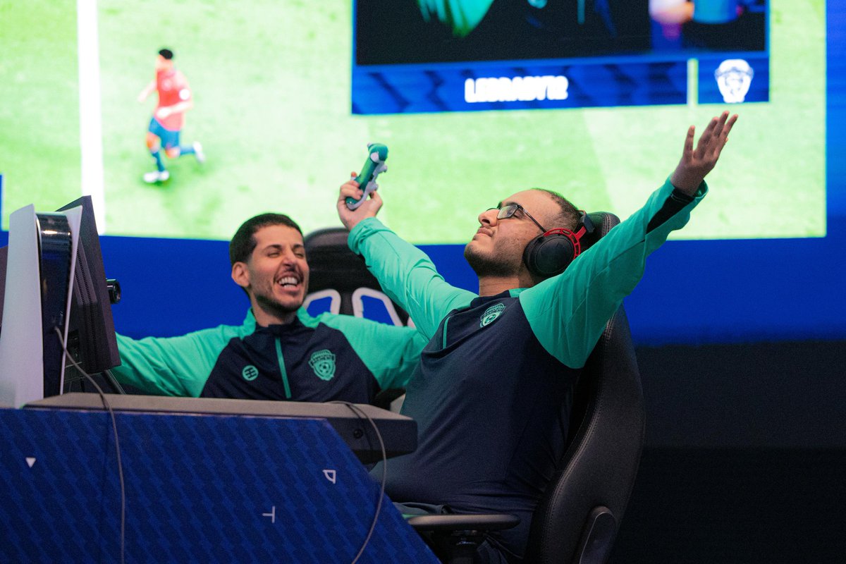 مساعد tweet media