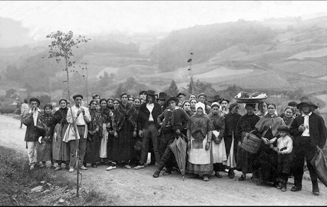 Zeanuriko jendea (1930 inguru), batzu oraindiño arratiako janseragaz.