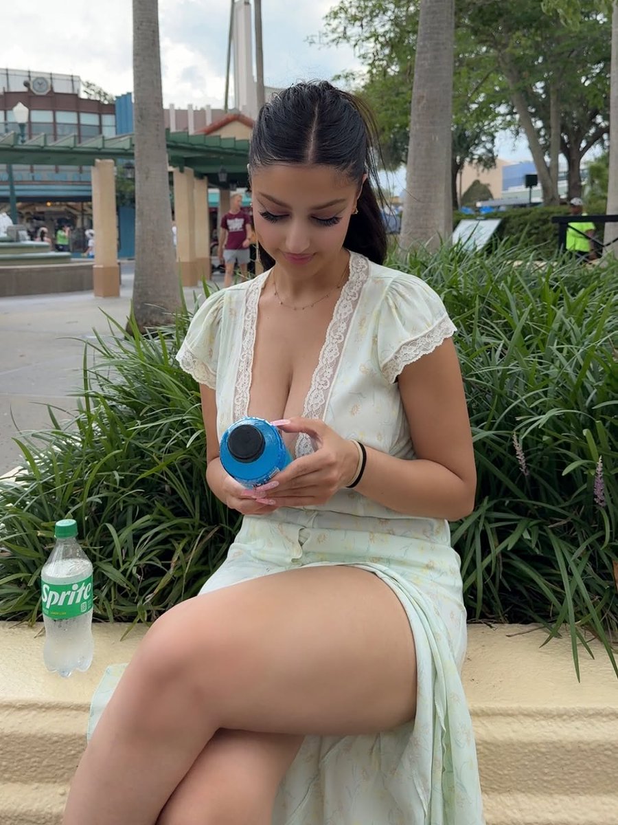 Diva_Flawless__'s tweet image. Sprite in one hand, pure temptation in the other 😮‍💨💙
Lace that whispers, eyes that speak louder.
Who else felt that? 👀
#EffortlessAllure #MainCharacterVibes #TimelessGlow