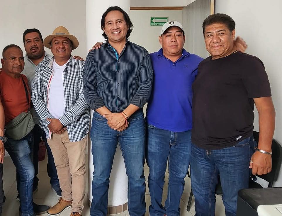Nos reunimos con el compañero Rafael García Jarquín de 
Magdalena Tequisistlan caminando con firmeza junto a nuestra senadora <a href="/LuisaCGOax/">LuisaCortesGarciaOax</a>  para que el legado del compañero <a href="/lopezobrador_/">Andrés Manuel</a>  siga vivo en nuestro estado  #SenadoraLuisaCortes
#Transformación #Oaxaca  #TiempoDelPueblo