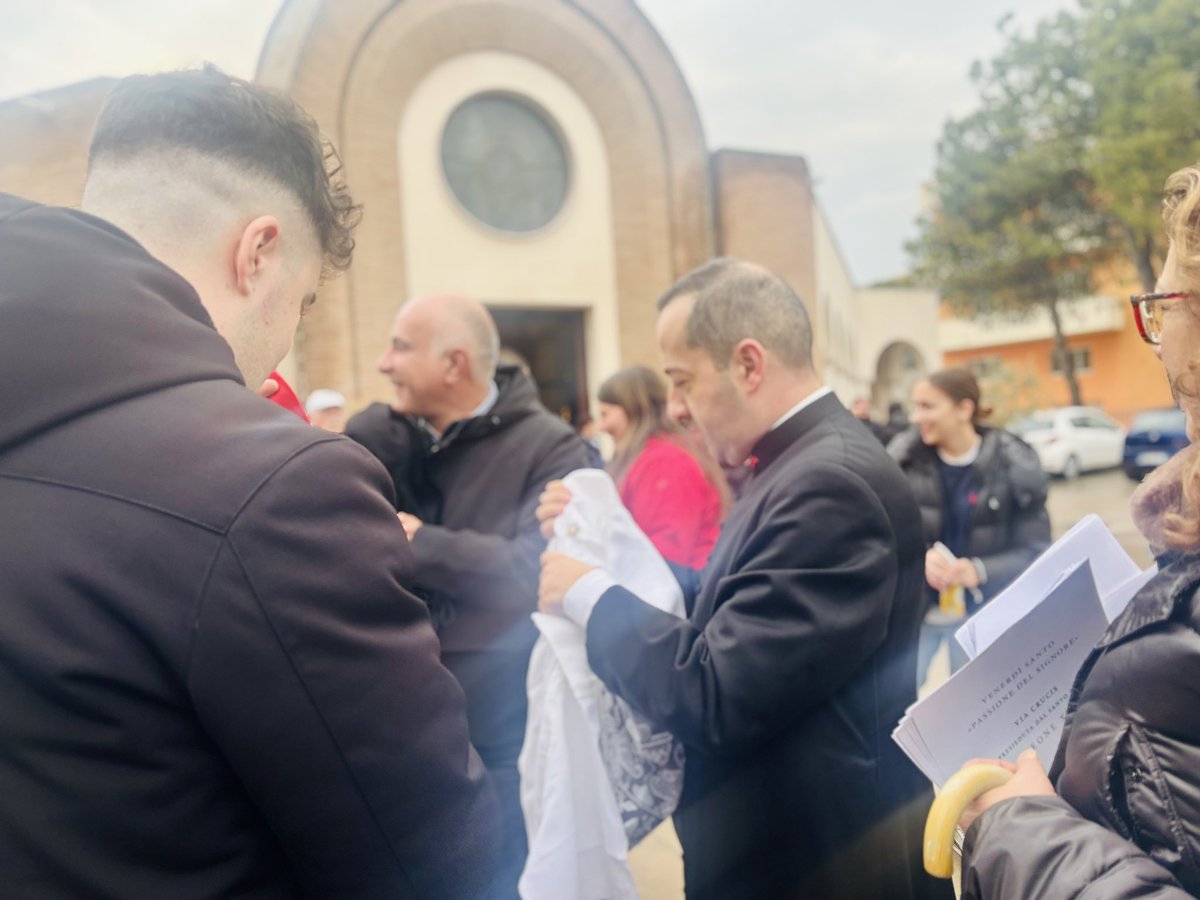 priscilNM's tweet image. #22h37min
#Présentation 

Don Emiliano, curé de la paroisse des Douze Apôtres à Chieti, m'a invité à venir passer le Triduum pascal avec les siens.