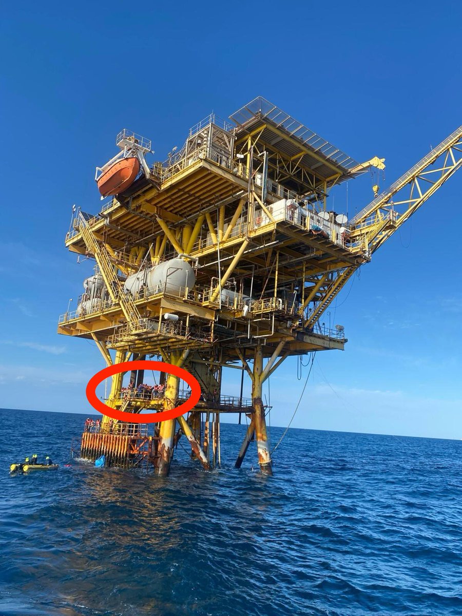 scandura's tweet photo. Assegnata ad #AuroraSAR la rotta vessatoria verso Porto Empedocle. Naufraghi inchiodati da cinque giorni sulle grate di ferro di una piattaforma petrolifera, durante il ciclone mediterraneo di questi giorni. Ma come c. si fa? Che vergogna continua, bullizzare così superstiti stremati e mezzi di soccorso ONG. Ogni volta (ogni) nelle sale operative italiane non provano manco un briciolo di vergogna? Non dico tanto, un briciolo, via.