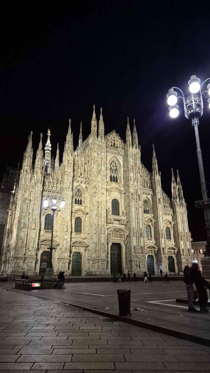 deric_tv's tweet image. Nighttime #Milano #Italy 😍🙌🇮🇹