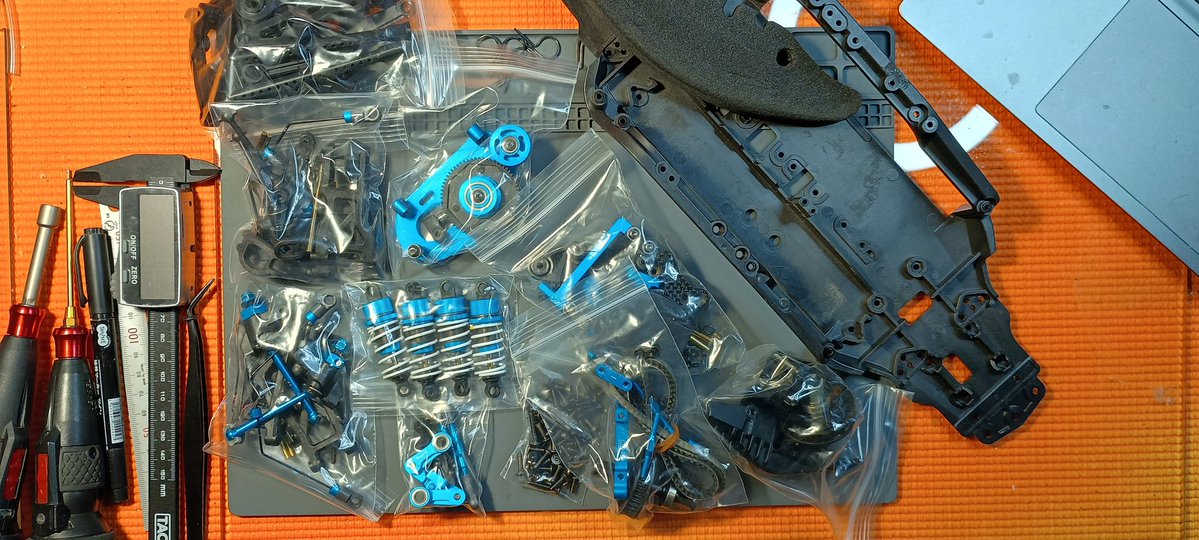 noriponRC's tweet image. おはようございます‼️
「思ったほど走らないからもういらね💢」と2年前に知人が放出、引き取ったTA07 Rのレストア開始します💦
この子、組み間違いや調整不足で実力を発揮できず辛い思いしてたんだろうな…😭

まずは組立図の順にパーツ分けします👍

#タミヤ #TA07R #AWD #フジビュー #ラジコン広場