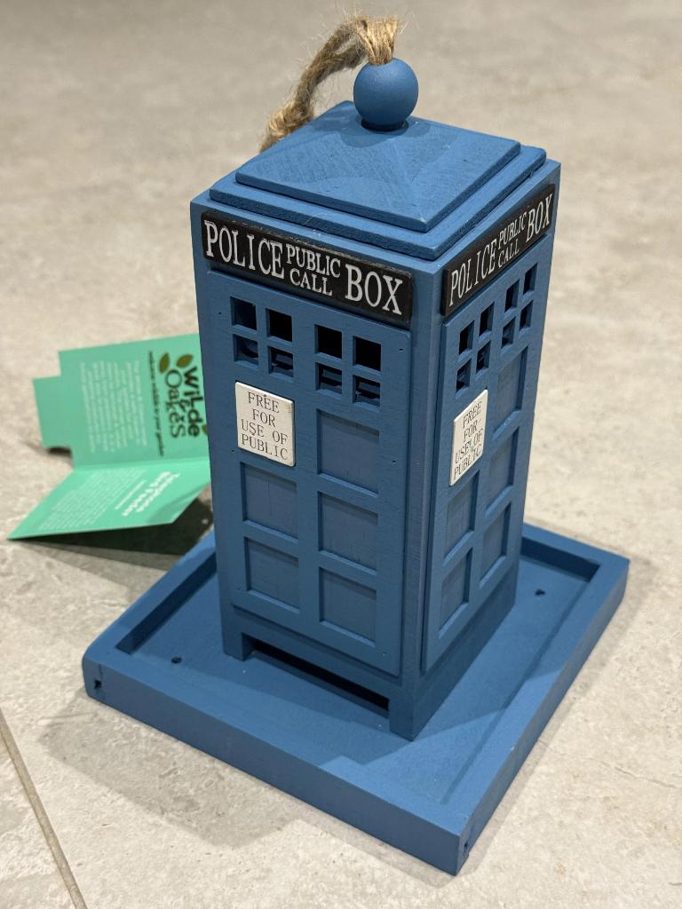 DoctorWho_Today's tweet photo. Timey Wimey bird feeder! https://t.co/jvRKC1nHaO