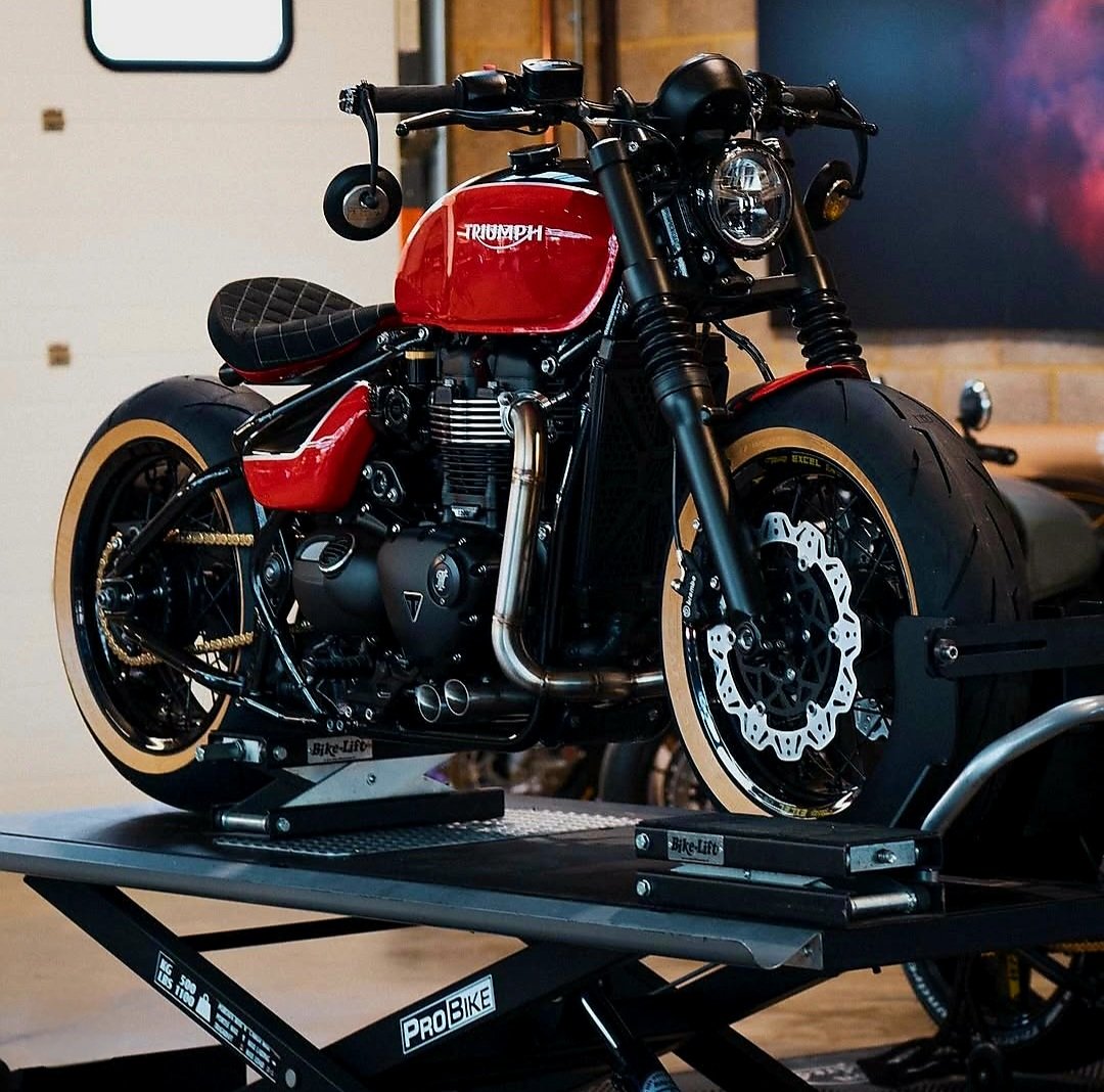 ProBikeUK's tweet image. Stunning  custom @OfficialTriumph Bobber on our MGE50 Electro-Hydraulic 500kg motorcycle lift in the @thorntonhundred workshop 🧰👌🏻

#ProBikeUK #Triumph #Bobber #MGE50 #Motorcyclelift